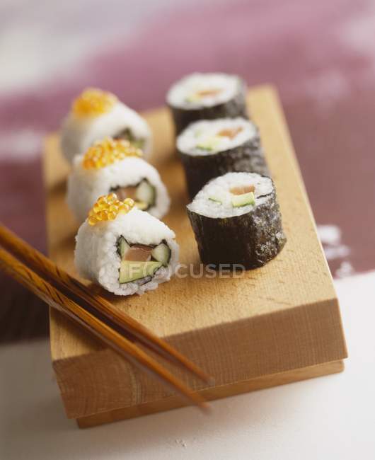 Uramaki e sushi de hosomaki — Fotografia de Stock