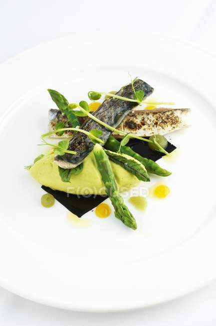 Grilled mackerel with green asparagus — Stock Photo