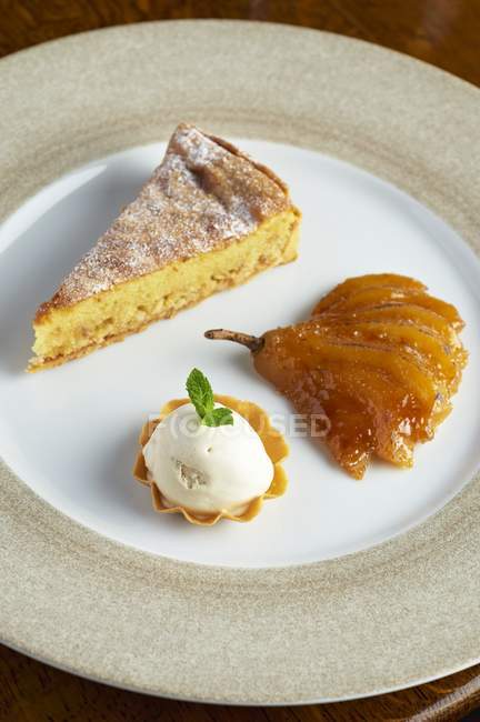 Hazelnut tart with a caramelised pear — Stock Photo