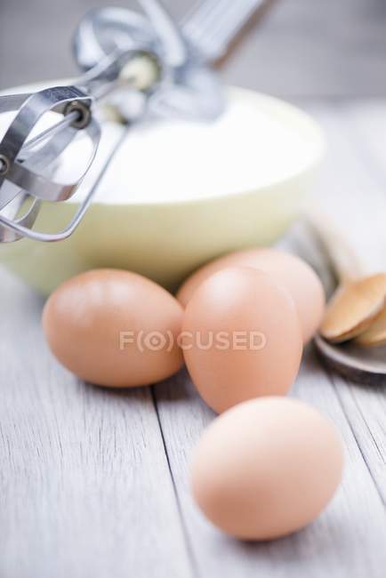 Huevos marrones frescos - foto de stock