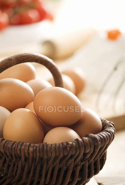 Ovos frescos em uma cesta de salgueiro — Fotografia de Stock