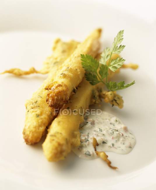 Battered asparagus with dip on white plate — Stock Photo