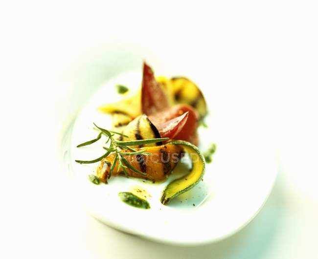 Gegrilltes Gemüse mit Pesto auf weißem Teller — Stockfoto