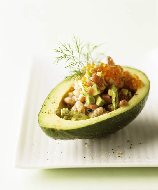 Салат из авокадо и креветок — стоковое фото