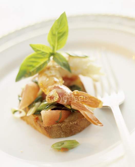 Closeup view of Crostini with prawn, tomatoes and spring onions — Stock Photo