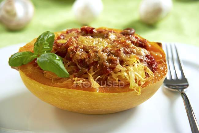Spaghetti alla zucca con salsa di pomodoro — Foto stock