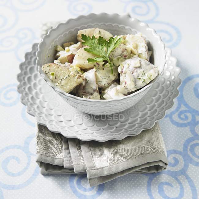 Картофельный салат с укропом и сельдереем — стоковое фото