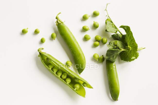 Frische grüne Schoten und Erbsen — Stockfoto