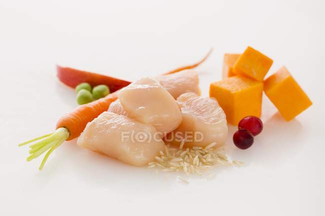 Raw Cubes of Chicken with vegetables — Stock Photo