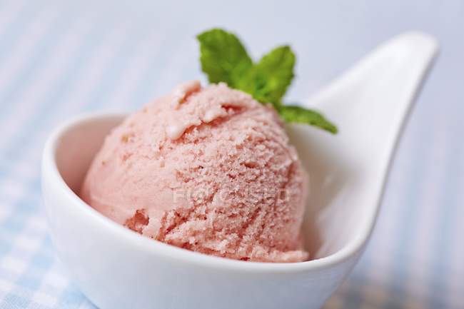Crème glacée framboise maison — Photo de stock