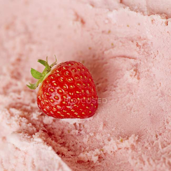 Fresh strawberry ice cream — Stock Photo