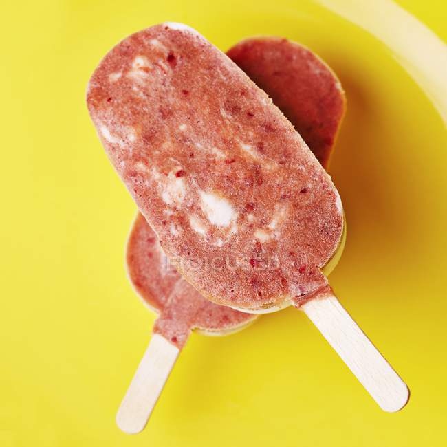 Homemade ice lollies with cherry ice cream — Stock Photo