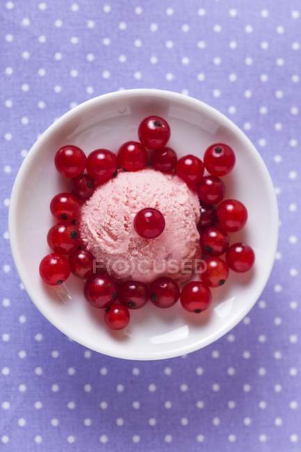 Helado de grosella roja - foto de stock