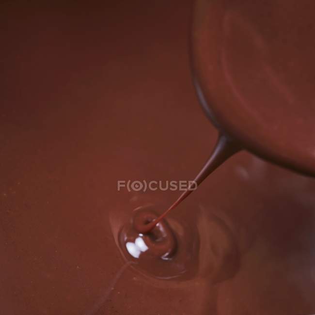 Schokoladensauce tropft vom Löffel — Stockfoto
