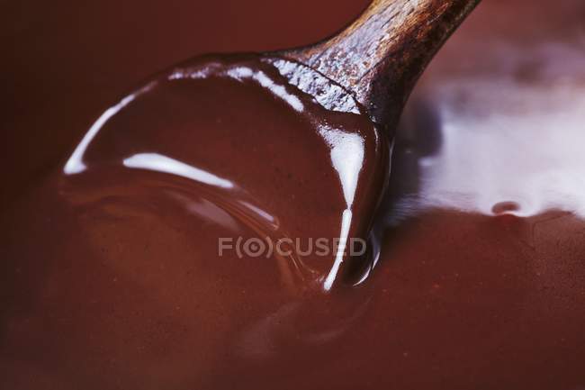 Chocolates escuros derretidos — Fotografia de Stock