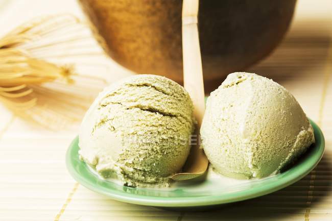 Домашнее мороженое из зеленого чая — стоковое фото
