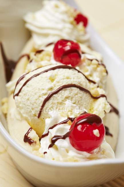 Banana split with ice cream — Stock Photo