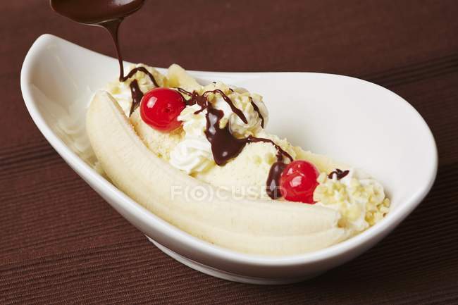 Banana partida con helado - foto de stock