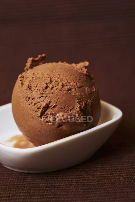 Sorvete de chocolate em uma tigela — Fotografia de Stock