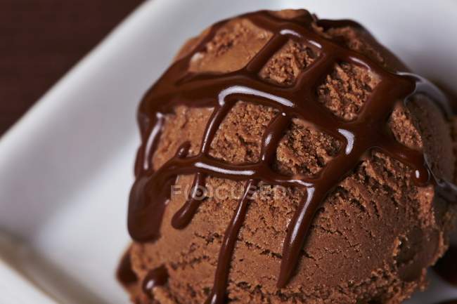 Homemade chocolate ice cream with chocolate sauce — Stock Photo