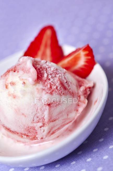 Совок замороженного йогурта — стоковое фото