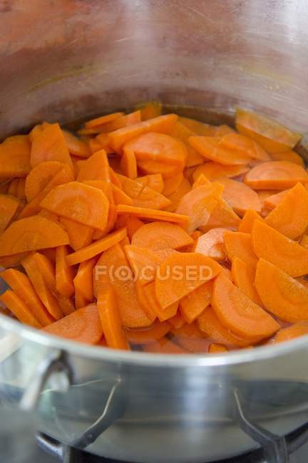 Zanahorias frescas en rodajas - foto de stock