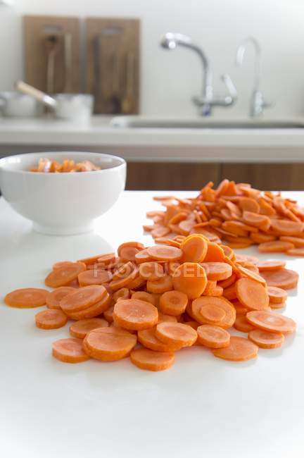 Свежая нарезанная морковь — стоковое фото