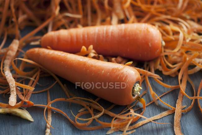Fresh carrots with peelings — Stock Photo