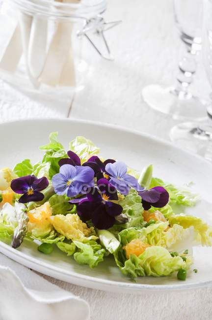 Folhas de salada com laranjas e flores comestíveis — Fotografia de Stock