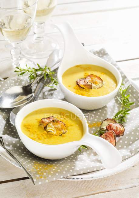 Curry and coconut soup with beetroot crisps — Stock Photo