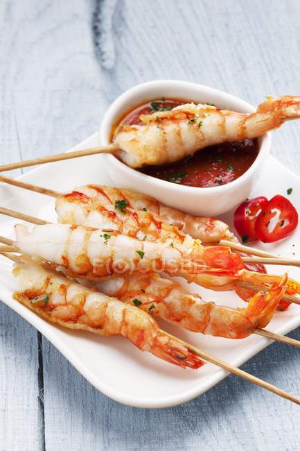 Closeup view of prawn skewers with chilli sauce — Stock Photo