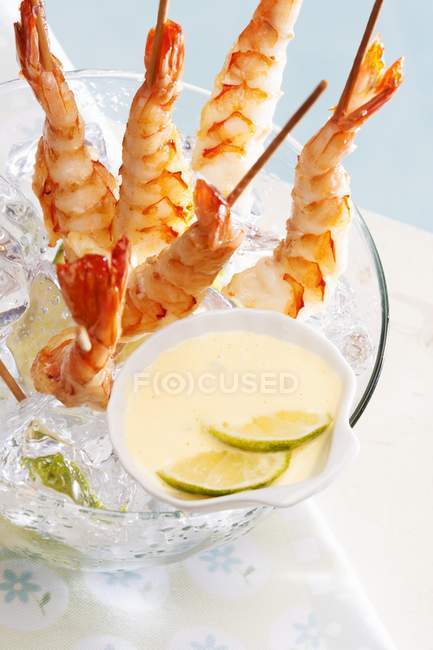 Closeup view of prawn skewers with a lime dip — Stock Photo