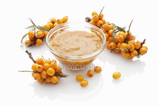 Schale mit Sanddorn-Marmelade und Beeren — Stockfoto