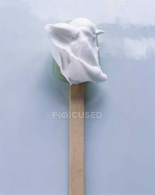 Vue rapprochée du dessus de crème fouettée sur une spatule — Photo de stock