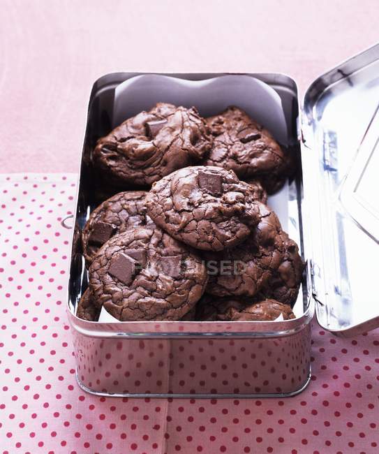 Biscoitos de chocolate em caixa de metal — Fotografia de Stock