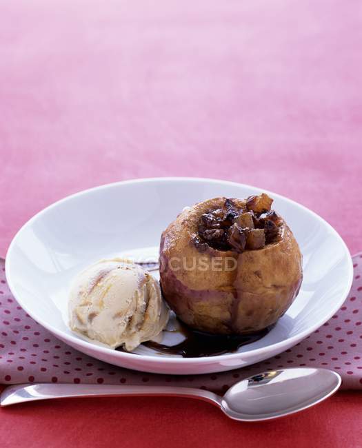 Baked apples with apricots — Stock Photo