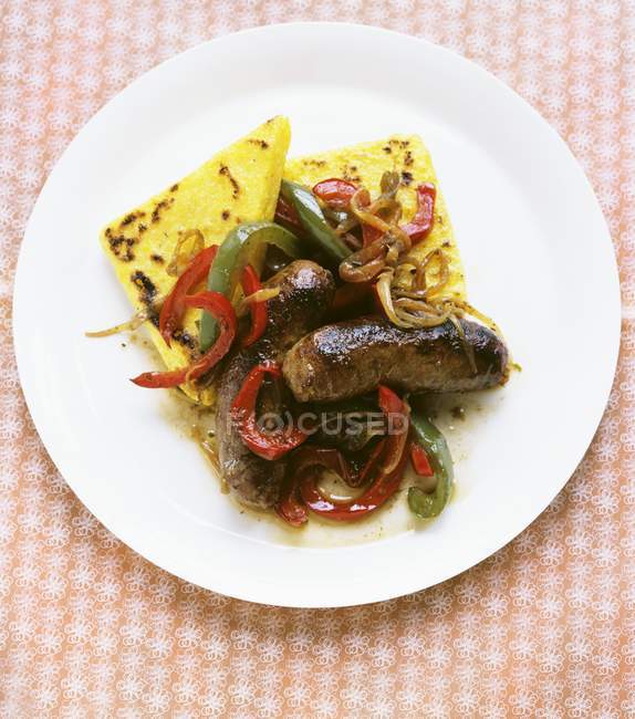 Salsicha e pimentas com polenta — Fotografia de Stock