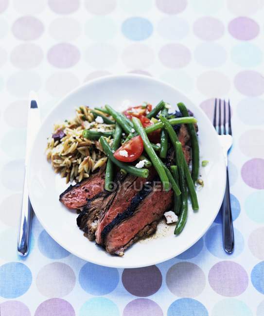 Grilled lamb with green-bean feta salad — Stock Photo