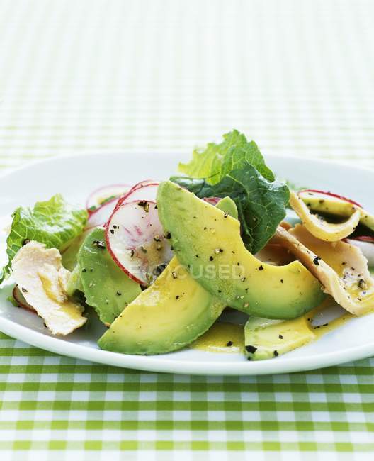 Insalata di avocado con pollo e ravanelli — Foto stock