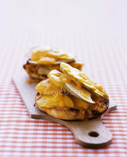 Englischer Muffin mit Apfel und Cheddar — Stockfoto