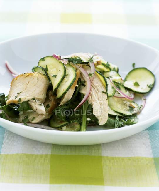 Салат из огурцов с курицей — стоковое фото