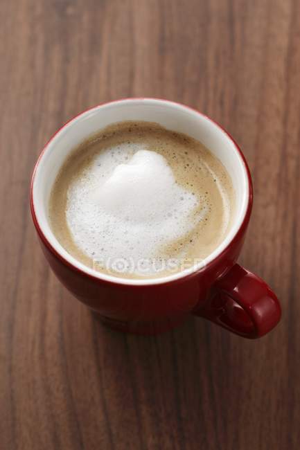 Tazza di caffè con latte schiumato — Foto stock