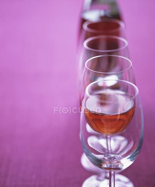 Ros copas de vino - foto de stock