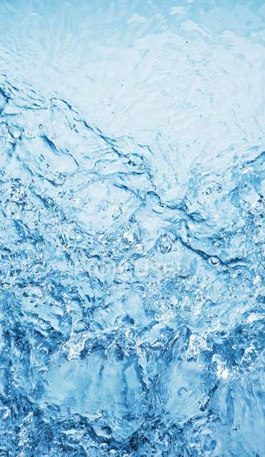 Vue rapprochée de la surface de l'eau bleue mobile — Photo de stock