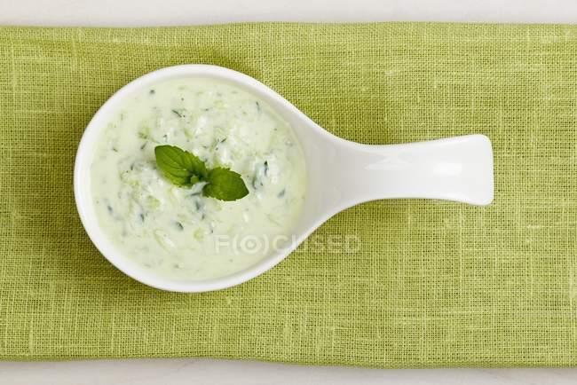 Ciotola di zuppa di cetrioli refrigerati — Foto stock