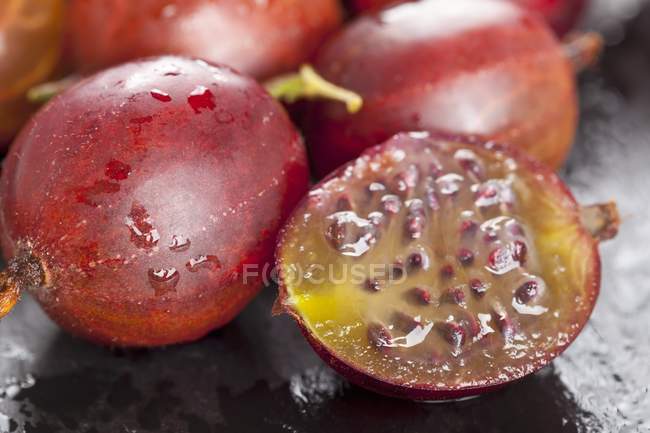 Groselhas vermelhas frescas com metade — Fotografia de Stock