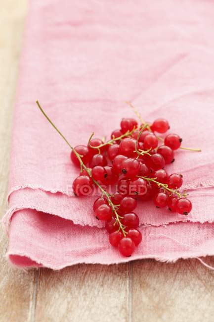 Redcurrants on pink cloth — Stock Photo