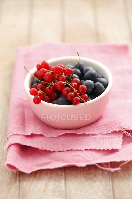 Fresh Redcurrants and blueberries — Stock Photo