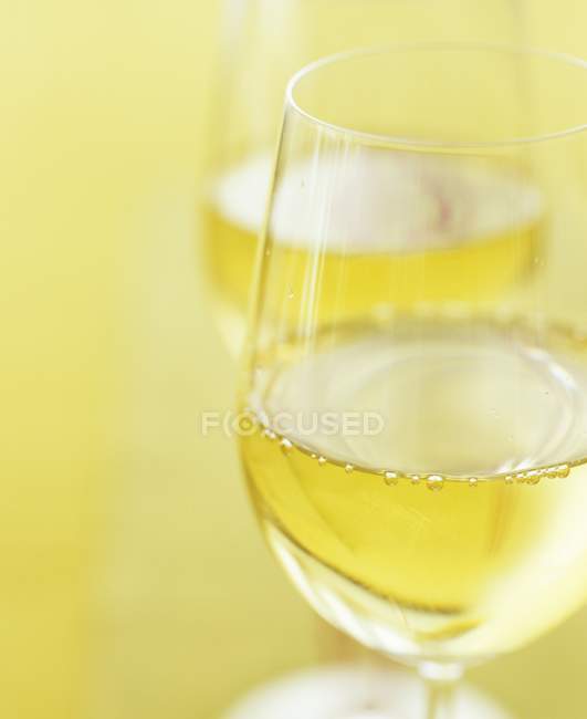 Vasos de vino blanco - foto de stock