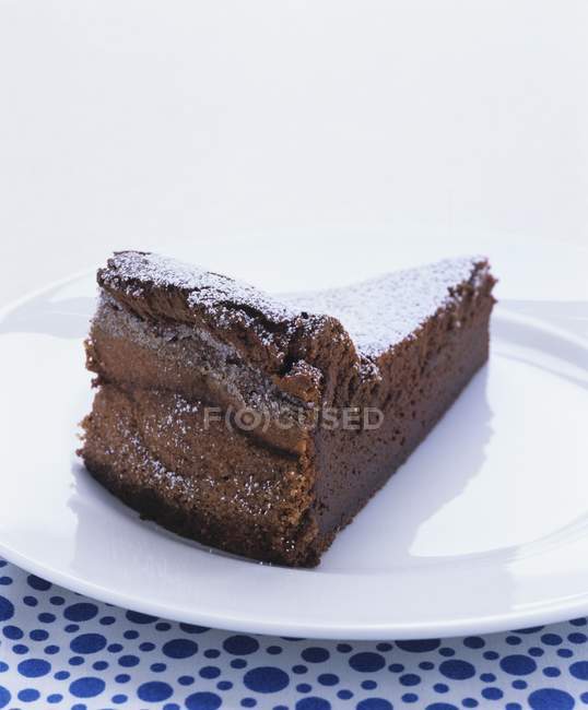 Pastel de chocolate con azúcar glaseado - foto de stock